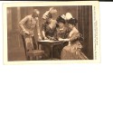 Retrato de grupo de la realeza austrohúngara en torno a una mesa de lectura.