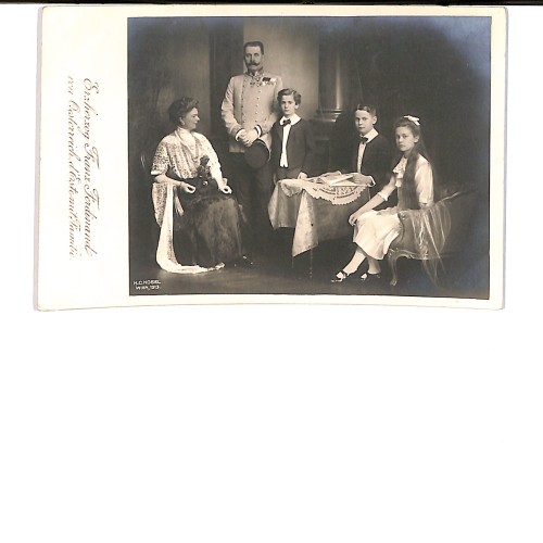 Retrato de estudio del Archiduque Francisco Fernando de Austria, su esposa Sofía y sus tres hijos.