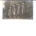 Retrato de estudio de los cuatro hijos varones del Príncipe Heredero de Alemania ataviados con abrigos militares "Feldgrau".