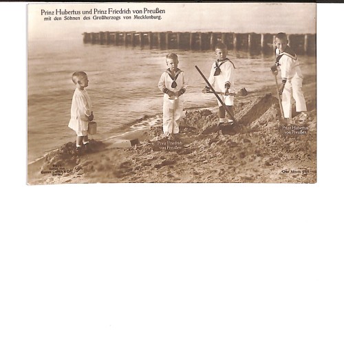 Escena de los príncipes Hubertus y Friedrich de Prusia jugando en la playa junto a los hijos del Gran Duque de Mecklemburgo.