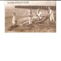 Escena de los príncipes Hubertus y Friedrich de Prusia jugando en la playa junto a los hijos del Gran Duque de Mecklemburgo.