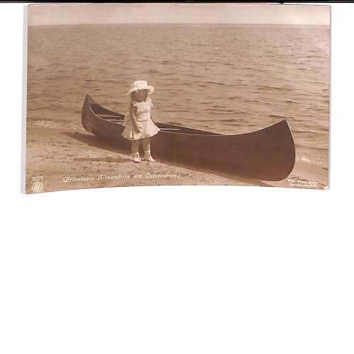 Retrato de la Princesa Alexandrina de Prusia posando junto a una canoa en la costa del Mar Báltico ("Ostseestrand").