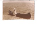 Retrato de la Princesa Alexandrina de Prusia posando junto a una canoa en la costa del Mar Báltico ("Ostseestrand").