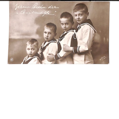 Retrato de estudio de los cuatro hijos varones del Príncipe Heredero de Alemania.
