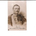 Retrato oficial del Emperador Carlos I de Austria y Rey de Hungría vistiendo uniforme militar con condecoraciones.