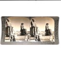 Vista estereo_ Colosos de Memnón en la necrópolis tebana (Egipto).
