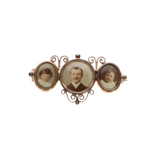 Broche tríptico (bar brooch) de tipo familiar