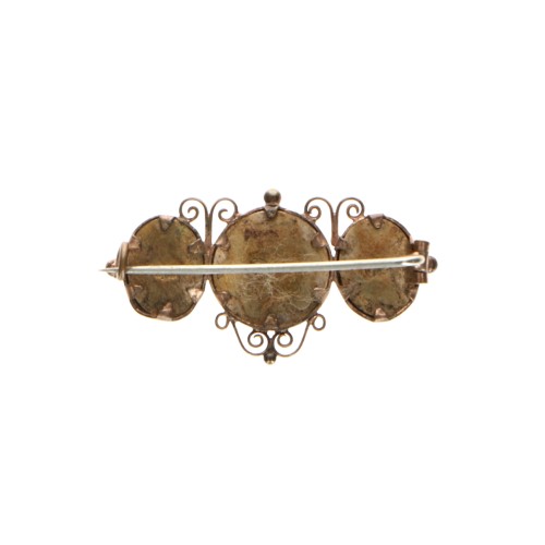 Broche tríptico (bar brooch) de tipo familiar
