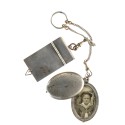 Chatelaine de bolsillo o llavero de caballero con guardapelo y libreta de notas