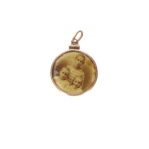 Medallón colgante ovalado con orla decorativa