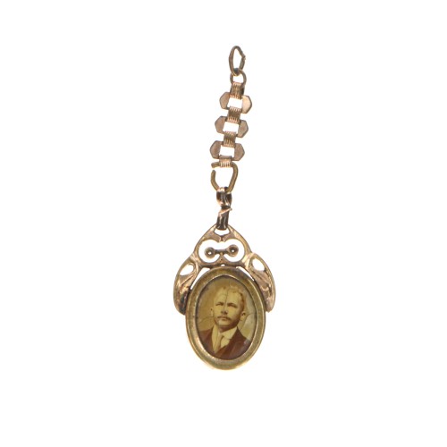 Medallón colgante ovalado con orla decorativa