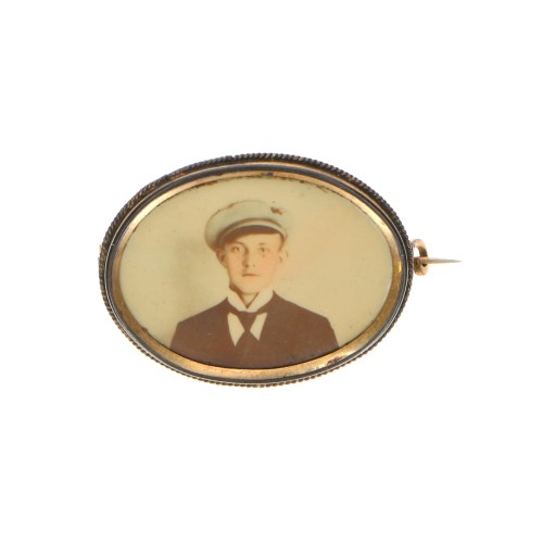 Medallón colgante ovalado con orla decorativa