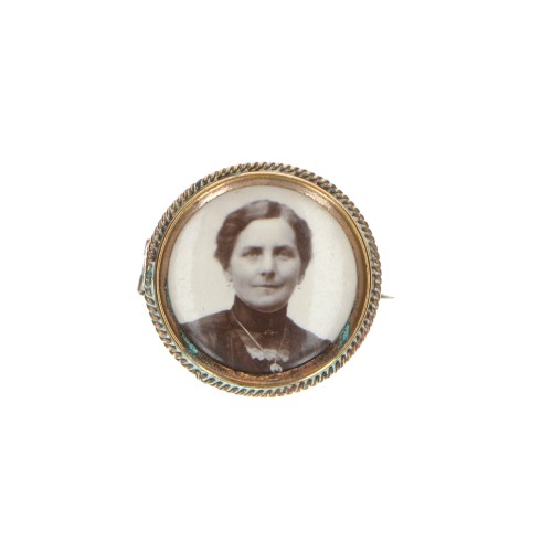 Broche de solapa apaisado o barrita.