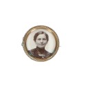 Broche de solapa apaisado o barrita.