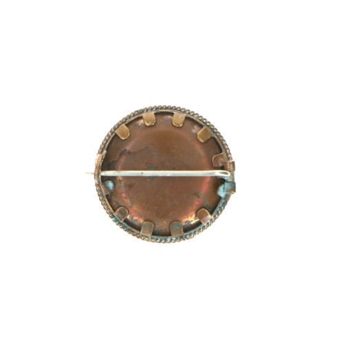 Broche de solapa apaisado o barrita.
