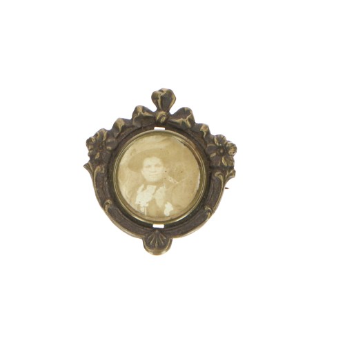 Broche medallón ovalado