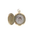 Guardapelo (locket) ovalado con apertura de bisagra