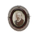 Medallón-broche ovalado de grandes dimensiones