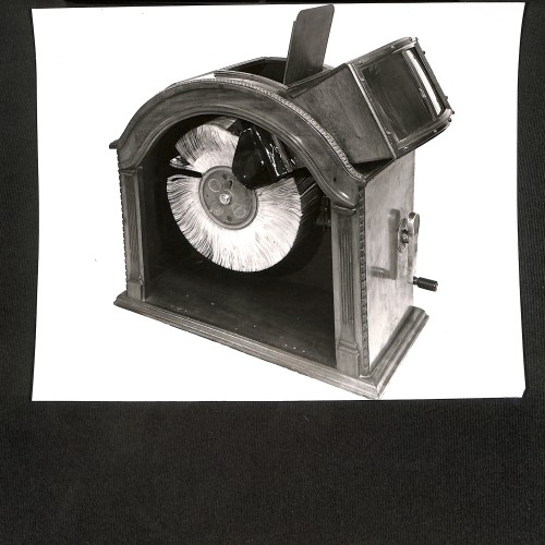 Fotografía positivada de un Mutoscopio (Mutoscope) de salón o sobremesa con el mecanismo interior al descubierto.