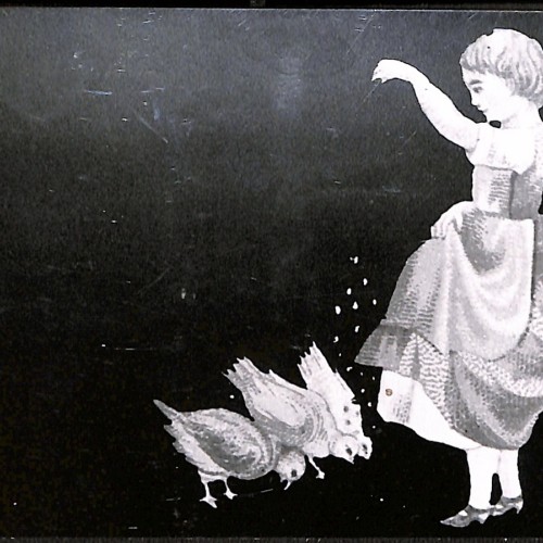 Escena silueteada de una niña alimentando aves, vinculada a las producciones de pre-cine o linterna mágica.