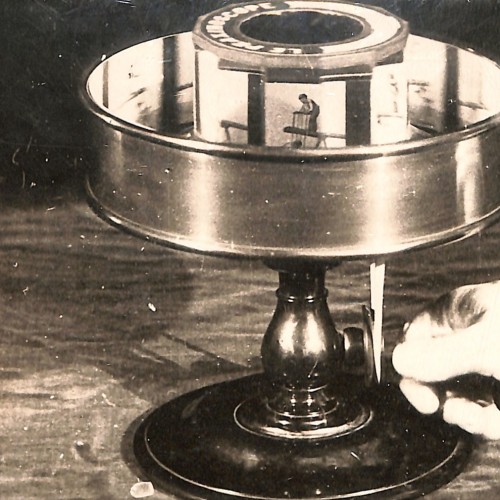 Fotografía histórica de registro que documenta un aparato original de precine