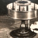 Fotografía histórica de registro que documenta un aparato original de precine