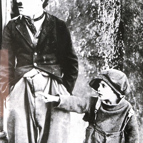 Fotografía Charles Chaplin (como Charlot) y Jackie Coogan en una escena mítica del largometraje "The Kid" (El chico)