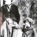 Fotografía Charles Chaplin (como Charlot) y Jackie Coogan en una escena mítica del largometraje "The Kid" (El chico)