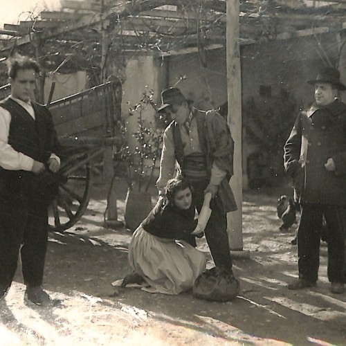 Fotografía fija de rodaje (photo-call / foto de escena) en exteriores de producción cinematográfica