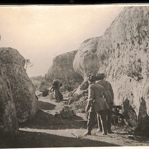 Fotografía fija de rodaje (photo-call / foto de escena) en exteriores de producción cinematográfica