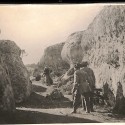Fotografía fija de rodaje (photo-call / foto de escena) en exteriores de producción cinematográfica