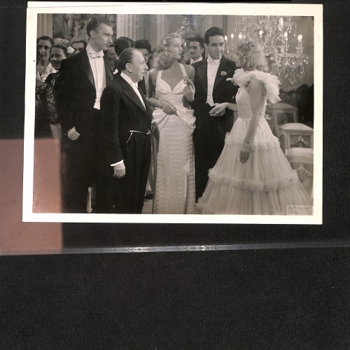 Fotografía: Escena coral de salón de la película Una chica de opereta (1944).