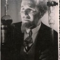 Fotografía: Retrato caracterizado del actor cinematográfico Ramos Martari en un rol de científico o doctor.