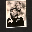Fotografía de la actriz Ann Sothern con máscara surrealista