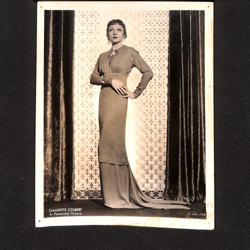 Retrato de Claudette Colbert modelando un diseño de Travis Banton inspirado en la película Cleopatra (1934)