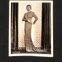 Retrato de Claudette Colbert modelando un diseño de Travis Banton inspirado en la película Cleopatra (1934)