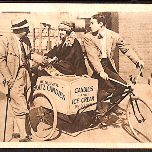 Tarjeta coleccionista: Una fotografía interesante (Cecil B. de Mille, Rod La Rocque y Julia Faye) (Cromo publicitario).