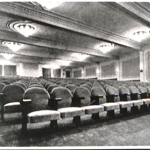 Fotografía original de arquitectura interior / Registro de sala de exhibición cinematográfica.