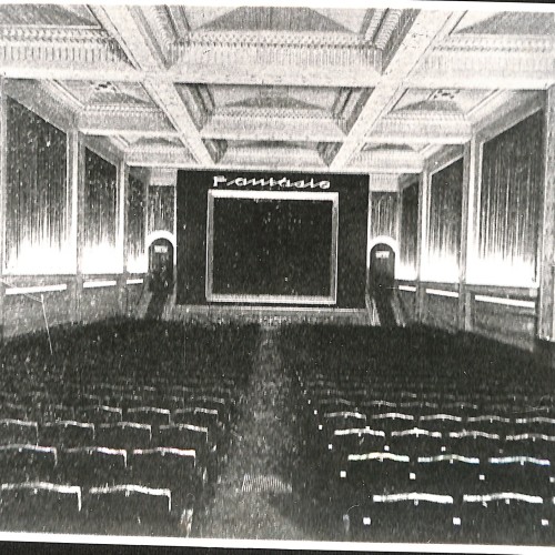 Fotografía original de arquitectura interior / Registro de sala de exhibición comercial (Cine Fantasio).