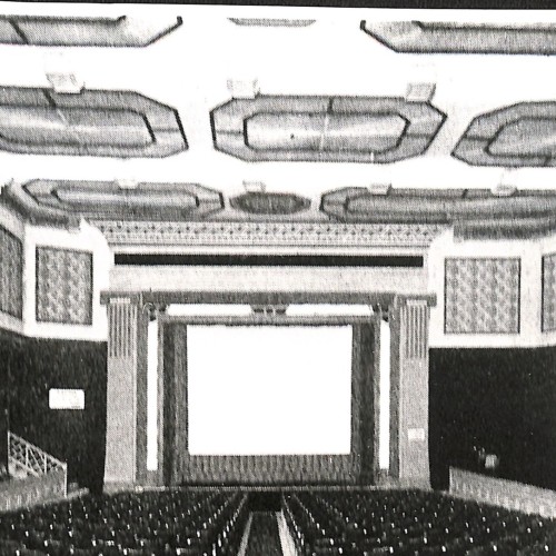 Fotografía arquitectónica original de interior / Registro documental de sala cinematográfica.