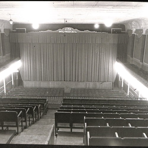 Fotografía: Vista general interior del patio de butacas, anfiteatro y escenario del "Cine Mundial" de Igualada.