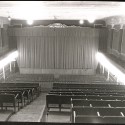 Fotografía: Vista general interior del patio de butacas, anfiteatro y escenario del "Cine Mundial" de Igualada.
