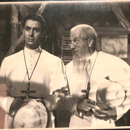 Fotografía original de rodaje: Escena dramática de temática religiosa / Retrato de dos misioneros con salacot.
