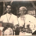 Fotografía original de rodaje: Escena dramática de temática religiosa / Retrato de dos misioneros con salacot.
