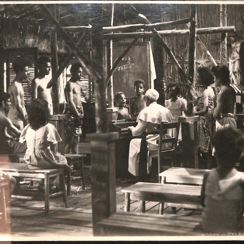 Fotografía fija de rodaje (still) - Escena escolar misionera, película Misión blanca.