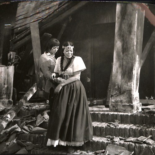Fotografía fija de rodaje (escena dramática con personajes femeninos) de La Araucana.