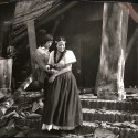 Fotografía fija de rodaje (escena dramática con personajes femeninos) de La Araucana.