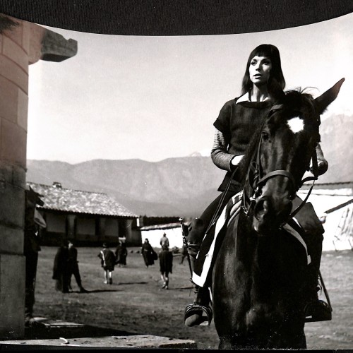 Fotografía promocional de actriz a caballo en la película La Araucana.