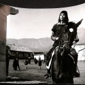 Fotografía promocional de actriz a caballo en la película La Araucana.