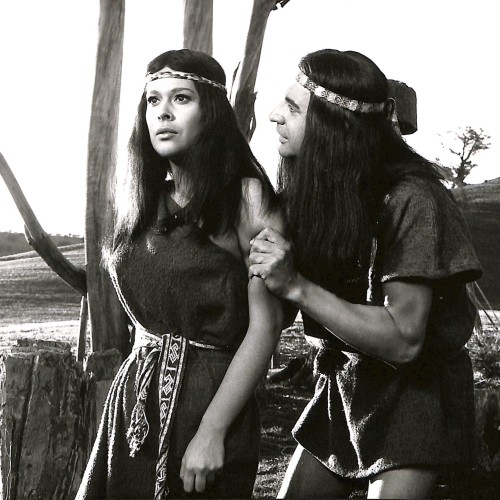 Fotografía fija de rodaje (primer plano dramático de pareja mapuche) de La Araucana.